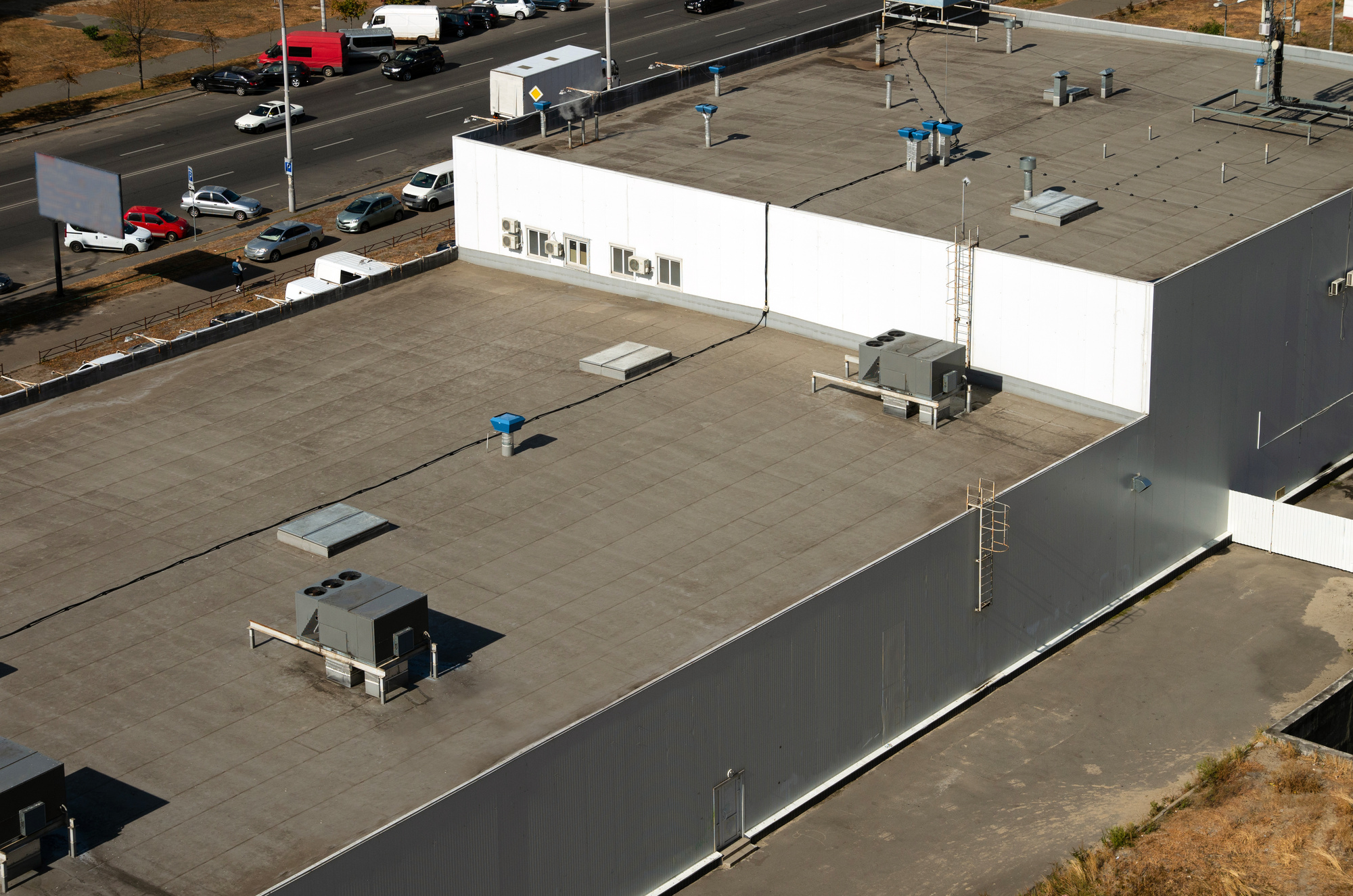 Large flat roof on a commercial building with air conditioning units